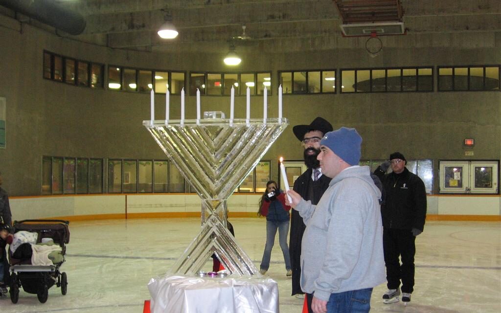 Allumage public d'une Menorah de glace à Vancouvert