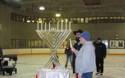 Allumage public d'une Menorah de glace à Vancouvert