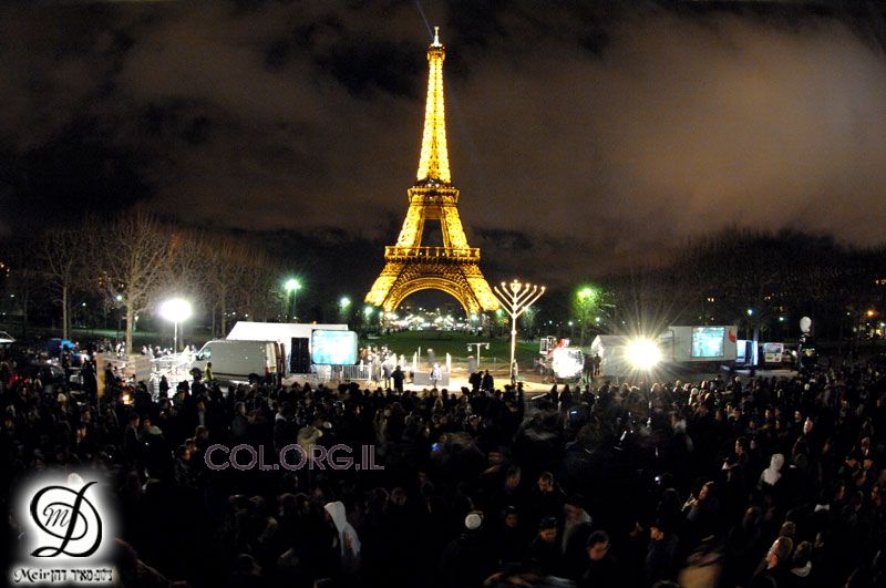 Allumage intercontinental par satellite sur la Place du Champ-de-Mars