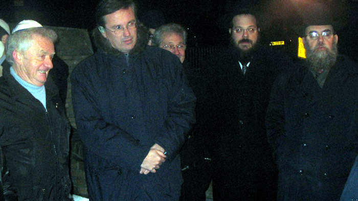 M. NUSSBAUM, ADJOINT AU MAIRE DE YERRES, M. DUPONT-AIGNON, DEPUTE MAIRE DE YERRES MAITRE BENSOUSSAN, PRESIDENT COMMUNAUTE JUIVE DE YERRES RAV YOSSI GORODETSKY, DIRECTEUR DU BUREAU LUBAVITCH EUROPEEN RAV HADJAJ, RAV DE LA SYNAGOGUE DE YERRES