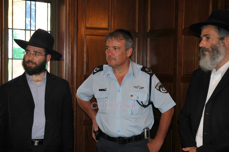 Le chef de la police israélienne, Doudi Cohen, fête sa nomination au 770 de Kfar Habad