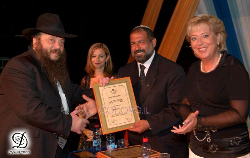 Le Rav Nathanael Dreyfus reçoit le "Signe de Reconnaissance" de la ville de Netanya
