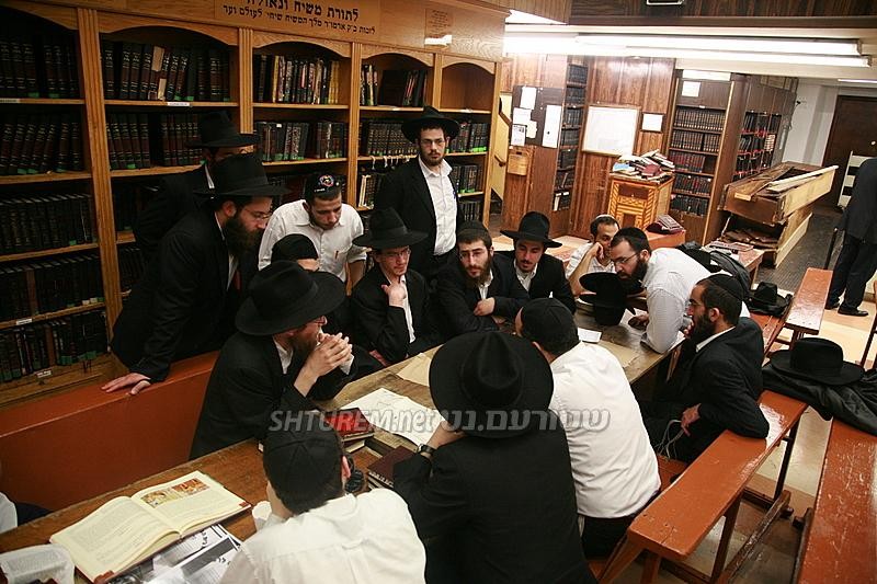 Cours Beth Hamikdach Yehouda Benche à Crown Heights