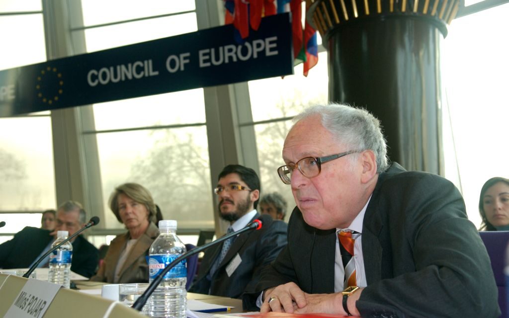 Mendel Samama assis juste à côté du Secrétaire Général et de l’Adjoint