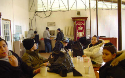 Les élèves "Bar Mitsva" de l'Ecole Chnéor prennent des forces chez le Rabbi