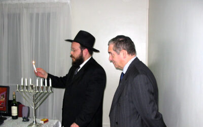 Le Rav Yossef Y. Gorodetsky, allume la Ménorah au bureau Européen du Congrès Juif Mondial