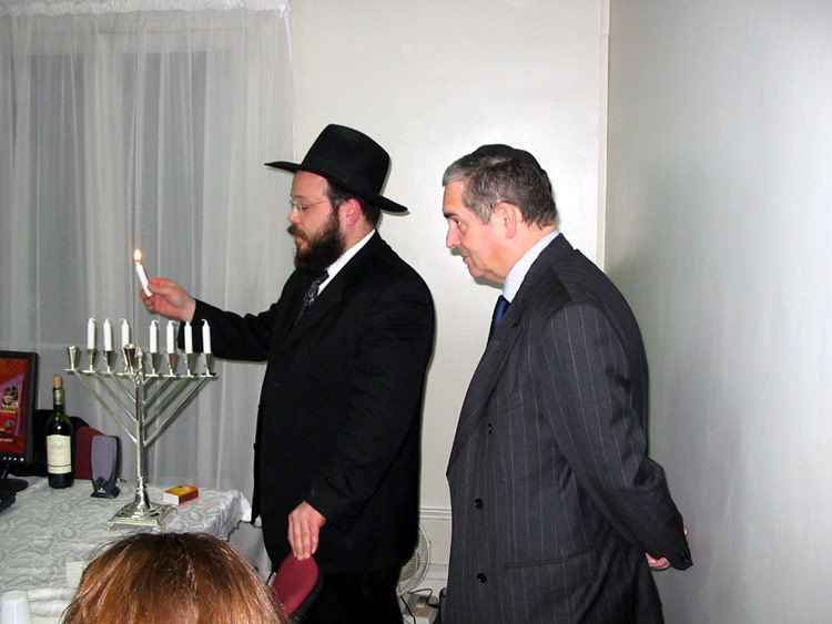 Le Rav Gorodetsky allume la Menorah avec Mr. Cwaijgenbaum, secrétaire général du Congrès Juif Européen.