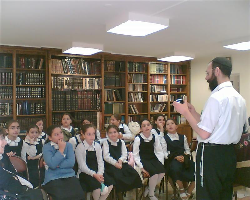 La classe de Cm1 du Beth Haya Mouchka visite le Centre de Vérification de Tefilines et Mezouzot