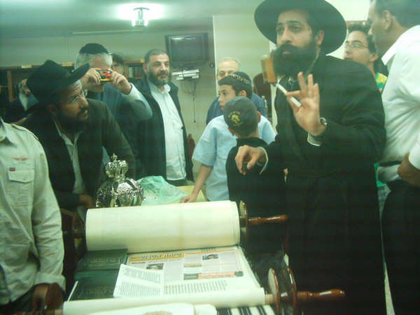Ha'hnassat Sefer Torah au Beth 'Habad francophone de Natanya