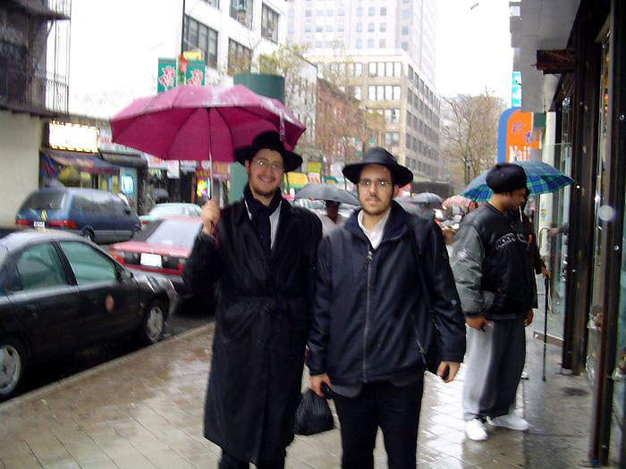 Mendy Engelberg et Dovi Benhamou "prennent position" à Manhattan....
