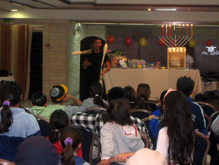 Fête de 'Hanouccah pour les enfants de familles nécessiteuses à Netanya