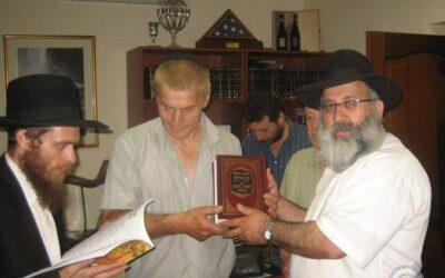Distribution massive de Mezouzot et Tefilines au Kazastan par les frères Ladayov