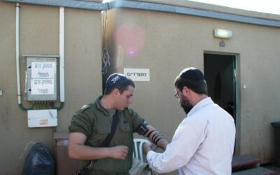 Distribution de manteaux aux soldats dans le Golan