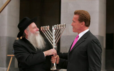 Arnold Schwarzenegger à l'allumage public de la Menorah à Sacramento en Californie