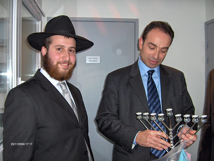 'Hanan Fraenkel, Chalia'h à Meaux offre une Menorah à Jean François Coppé, Porte Parole du Gouvernement et Président de l'Agglomération de Meaux.