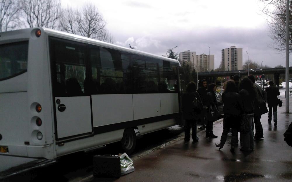 Autobus stationné à proximité de la Fac de droit