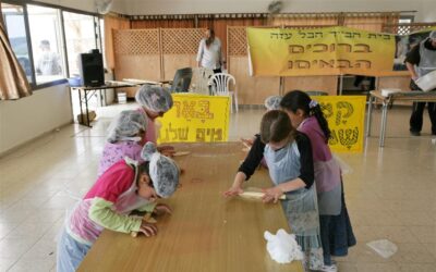 Fabrication de Matsot pour les enfants de Chomria Ex Yichouv Atsmonah du Goush Katif avec le Rav Kirshensaft