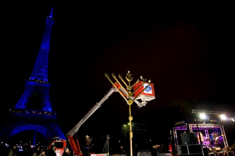 Hanouccah intercontinental par satellite au Champ de Mars, dimanche 21 décembre 2008