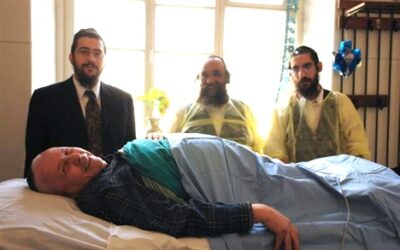 Photo du jour : Le Rav Mendel KOHEN, Chalia'h du Rabbi à Mariupol en Ukraine, a réalisé la Brit Mila de Yossef, 75 ans