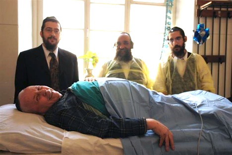 Photo du jour : Le Rav Mendel KOHEN, Chalia’h du Rabbi à Mariupol en Ukraine, a réalisé la Brit Mila de Yossef, 75 ans