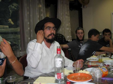 Farbrenguen au Minyan des jeunes du Beth Habad francophone de Netanya