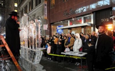Allumage public d'une Menorah géante en glace à Manhattan