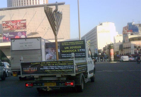 Photo du jour :La " 'HANOUCA MOBILE " du Beth 'Habad de Neuilly