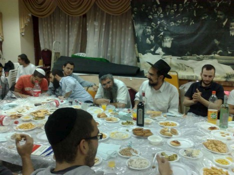 Farbrenguen à l'occasion du 5ème anniversaire du Minyan des jeunes au Beth Habad francophone de Netanya