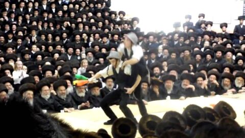Deux jeunes jongleurs Loubavitch français animent le Cheva Brahot du petit fils du Rabbi de Satmar