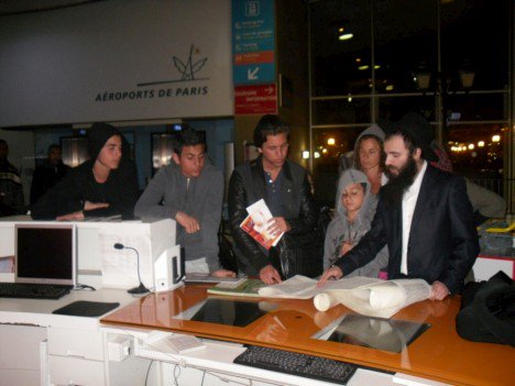 Lectures de la Meguila à l'aéroport de Roissy