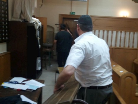 Photos du jour : De nouveaux bancs à la Shul du 17 rue des Rosiers