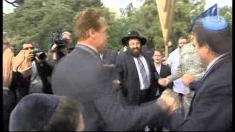 Arnold Schwarzenegger célèbre &lsquo;Hanouka à Sacramento