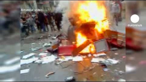 Pourim 5771 : Des milliers de manifestants incendient le siège du Parti Baas et détruisent la statue de hafaz El Assad à Deraa, en Syrie