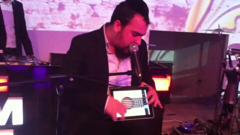 Vidéo du jour : Unique ! Nemouel s'accompagne sur scène avec un iPAD