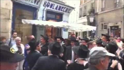 Vidéo du jour : Danses des Ba'hourim de la Yéchiva de Brunoy, rue des Rosiers