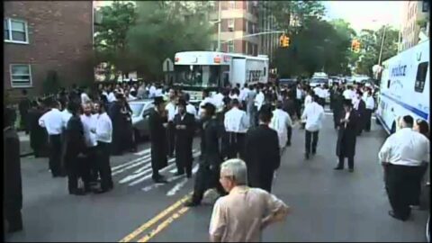 Yisroel Amar chante à la mémoire de Leiby Kletzky: "Yossef Hatsadik de notre temps"