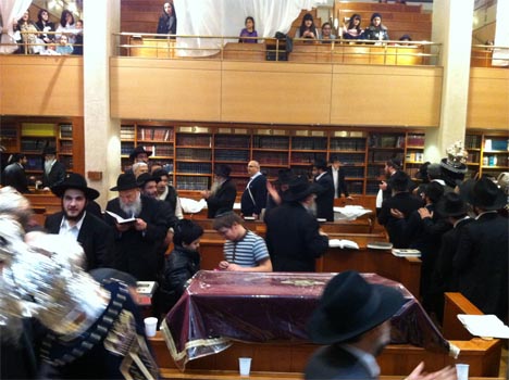 Photo du jour : inauguration d'un Sefer Torah offert par la famille Chelly