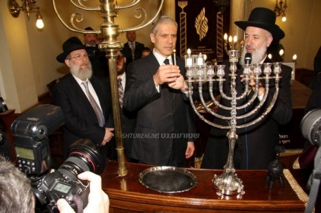 Le président de Serbie assiste à l'allumage de Hanouccah en présence du Grand rabbin d'Israel