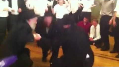 "Hop Kozak" dansé par le Rav Yehiel Menahem Mendel Kalmenson et ses frères
