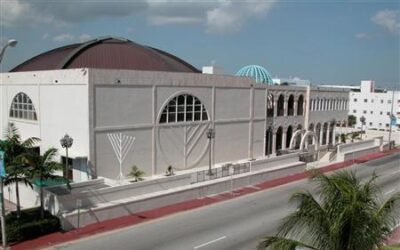 Le vétérant de Pearl Harbor passe Tichea Beav à "The Shul"de Bal Harbour en Floride