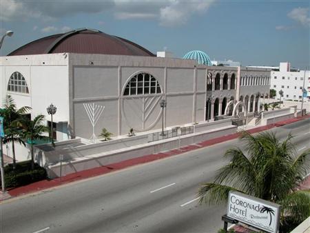 Le vétérant de Pearl Harbor passe Tichea Beav à "The Shul"de Bal Harbour en Floride