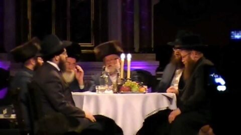 KARKOV: Le Cantor Benzion Miller et le Chali'ah chantent "Avinou Malkénou"