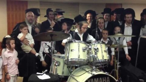Le Nigoun "Tsama Lé'ha Nafchi" accompagné par un jeune batteur âgé de 9 ans
