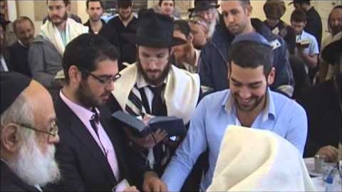 Mazal Tov ! Aharon et Dvora Leaf, à l'occasion de la Brith Mila de leur fils jeudi 8 Kislev 5773 à Jérusalem