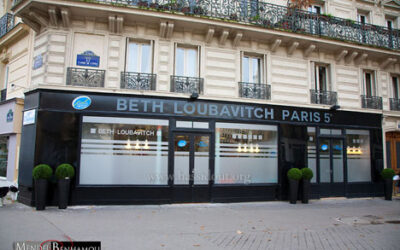 Pose des Mézouzot au nouveau Beth Loubavitch pour étudiants, jeudi 6 décembre 2012