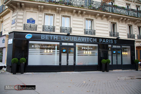 Pose des Mézouzot au nouveau Beth Loubavitch pour étudiants, jeudi 6 décembre 2012