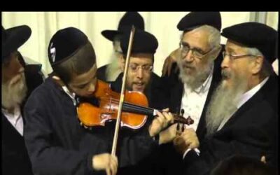 Haditch 5773 : Un enfant joue le Nigun de "Arba Babot" du Admour Hazaken au violon