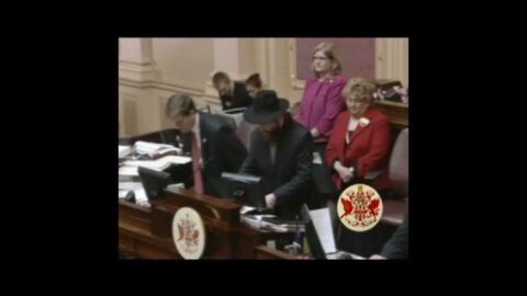 Le Chalia'h Rav Mordechai Newman est invité à dire une prière au Sénat de l'État de Virginie