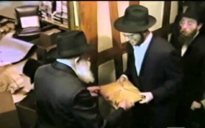 Vidéo du Rabbi : Le Rabbi distribue la Matsa Chemoura