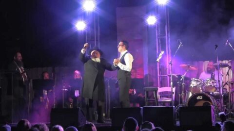 Le Rav Shimon Lazarov chante et danse au concert de Yaakov Shwekey, Lag Baomer 5773